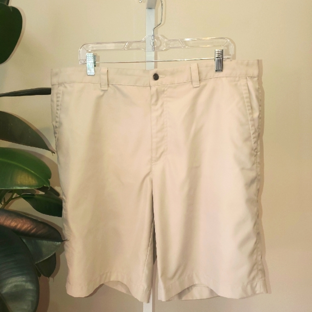 Callaway golf shorts size 38 waist.